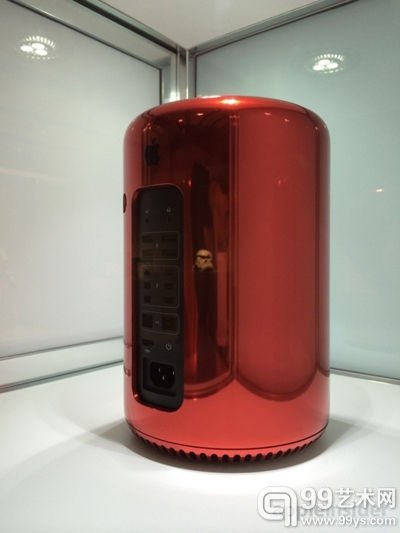 苹果首席设计师艾维拿出了全球仅有一台红色版Mac Pro为美国艾滋病慈善组织筹集善款, 这台红色版Mac Pro的售价预计在4-6万美元,但这次拍卖的结果却让人大吃一惊,这台Mac Pro竟拍出了97.7万美元的天价。