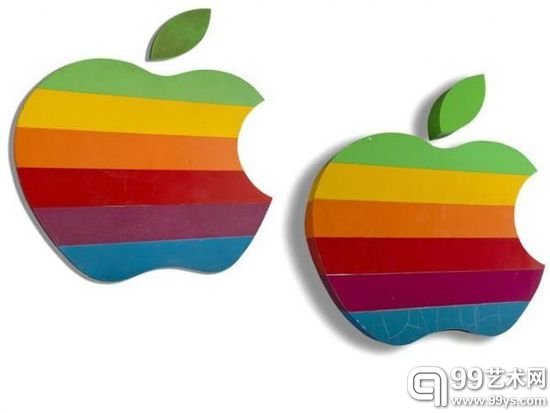 这两个来自苹果最初的办公楼的苹果彩虹logo在英国的邦瀚斯拍卖行进行拍卖的起拍价为1万美元,尽管这两个logo有一些磨损和裂开的痕迹,但这两个“苹果”的价值将会超过你以往购买苹果产品的价格总和。这两个logo装饰苹果总部直到1997年,乔布斯将彩色的logo换成了单色光。这个彩虹logo随后就被取下并给予了一个在苹果工作了很久的员工,并最终出现在了拍卖行。这两个logo的规格分别为46x49x1.5英寸和33.5x36x6英寸。较大的那个由带有颜色的乙烯基发泡胶制成,较小的那个由金属的背面和玻璃纤维前部组成。
