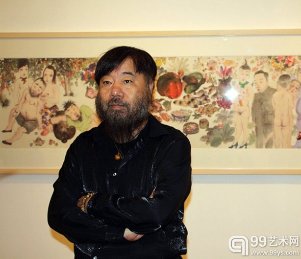 艺术家李津在作品前