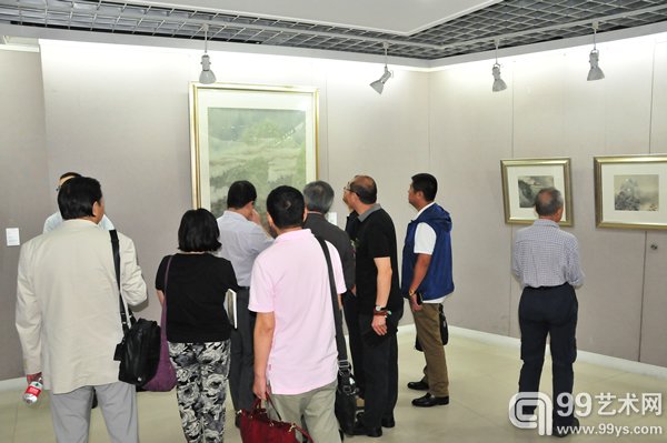 观众认真观看展览作品