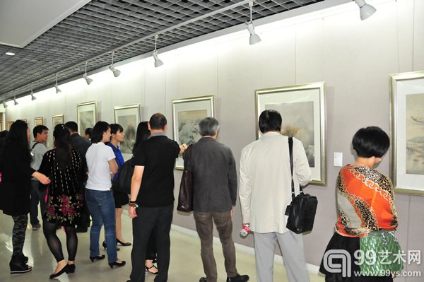 观众在观看展览作品