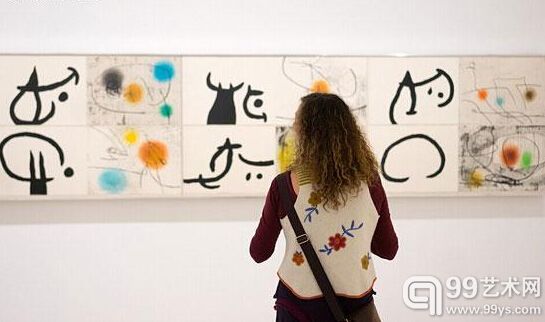 一位参观者站在胡安•米罗画作《Lapidarium：石头的财产》前