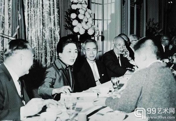 1947年宋美龄访问美国期间留影。左三为黄仁俊