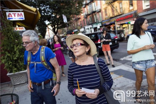 参加活动的志愿者在第六大街疑似闻到了大麻