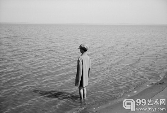 王宁德最著名的作品系列《某一天》，他尝试在历史、记忆和现实之间寻找连接点