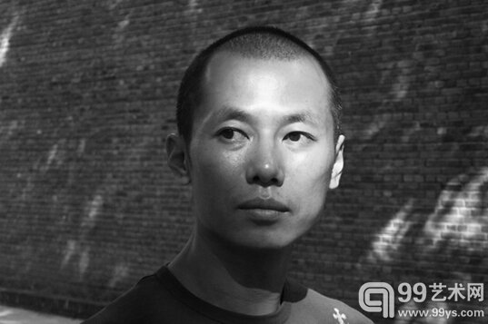 王宁德是观念摄影的代表人物。从《要有光》开始，评论界认为王宁德逐渐从一般认为的观念摄影转向了装置艺术