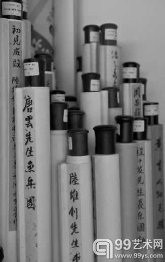 从事书画装裱修复69年，书画名家送给钱立新的画卷足以让他举行一个 不小规模的展览。