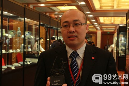 嘉德四季第39期拍卖会预展现场：嘉德四季瓷杂部负责人刘旸接受采访