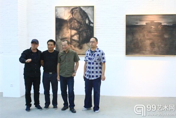 展览现场 艺术家夏福宁与艺术家朋友合影