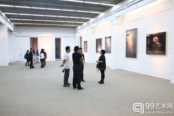 展览现场 艺术家朋友正在交流