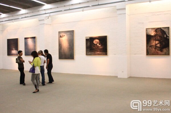 展览现场 艺术家朋友正在交流