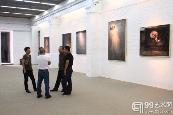 展览现场 艺术家朋友正在交流