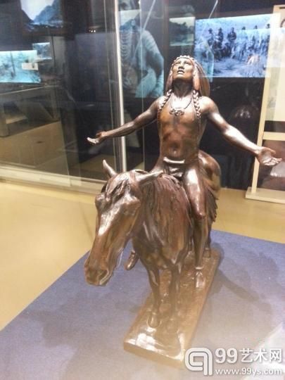 图为展出的铜塑作品