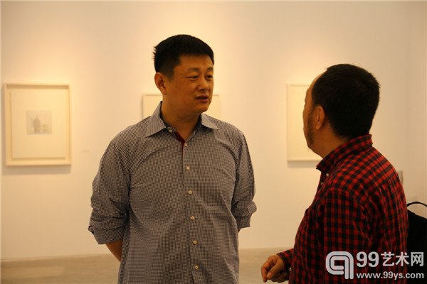 活动现场中央美术学院教授赵力（左）在与好友交谈