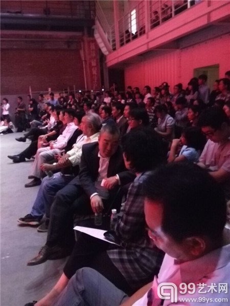 到场嘉宾观看表演