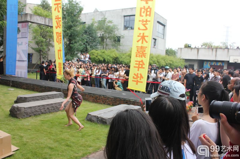 蓝顶艺术节开幕式现场前夕现代舞表演