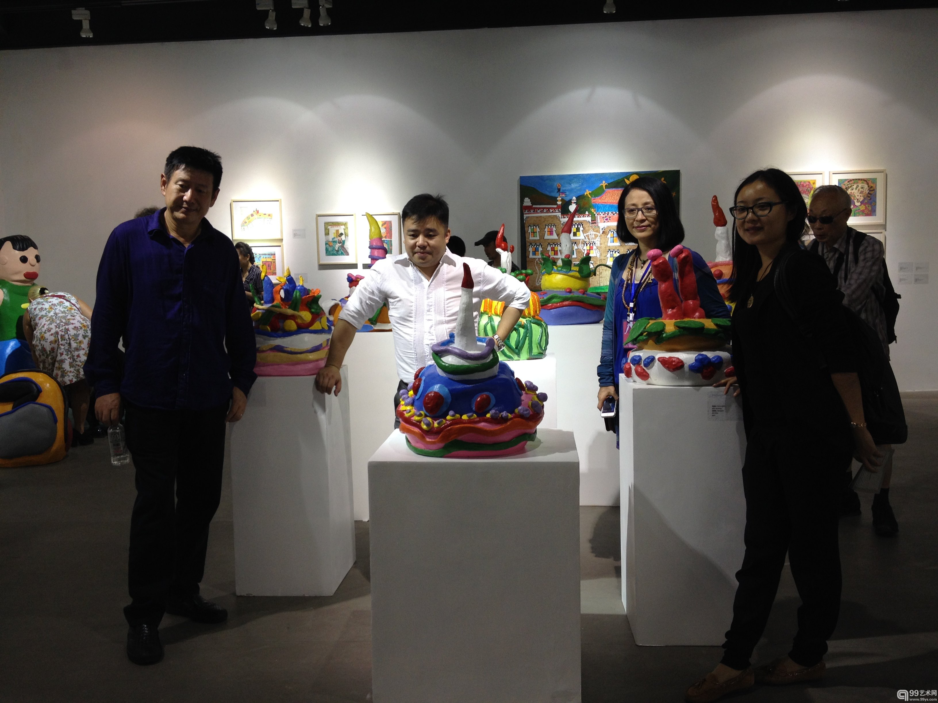 艺术家周春芽与华侨城栾倩等人在“可能”展现场合影