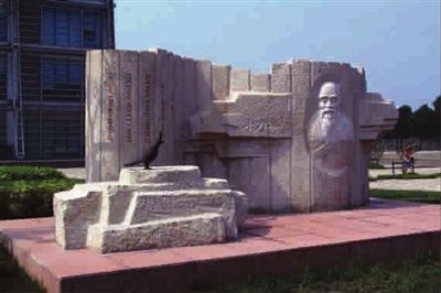 东华大学松江校区体育馆的雕塑群：雕像用写意的表现手法将运动员的体态、动作、姿态等表达得细致入微