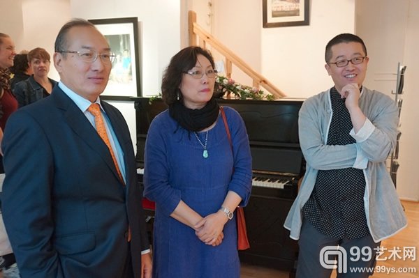 徐航陪同中国驻挪威大使赵军，挪威华人艺术协会会长袁惠娟参观展览