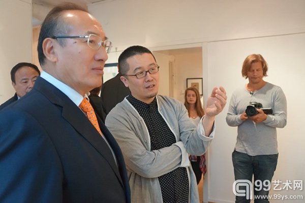 徐航在向赵军大使介绍