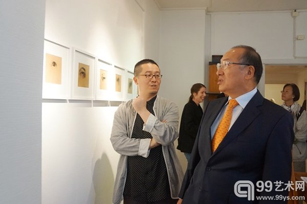 徐航在向赵军大使介绍展览