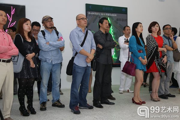 老同学张晓刚出席杨千个展开幕式