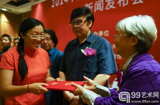 成琪为本次活动评委颁发聘书