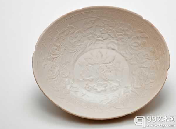 北宋〈定窑印花葵瓣口盘〉，D：17.5 cm，预估价65万-80港元
