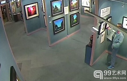 文艺贼搞笑偷艺术品：画框尺寸大 衣服底下塞不下