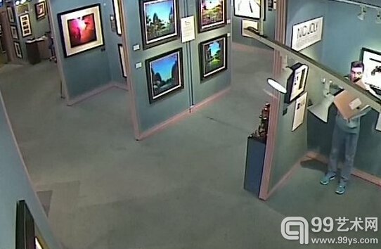文艺贼搞笑偷艺术品：画框尺寸大 衣服底下塞不下