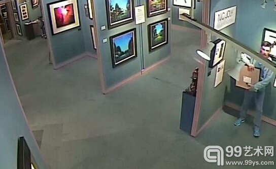 文艺贼搞笑偷艺术品：画框尺寸大 衣服底下塞不下