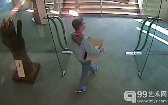 文艺贼搞笑偷艺术品：画框尺寸大 衣服底下塞不下