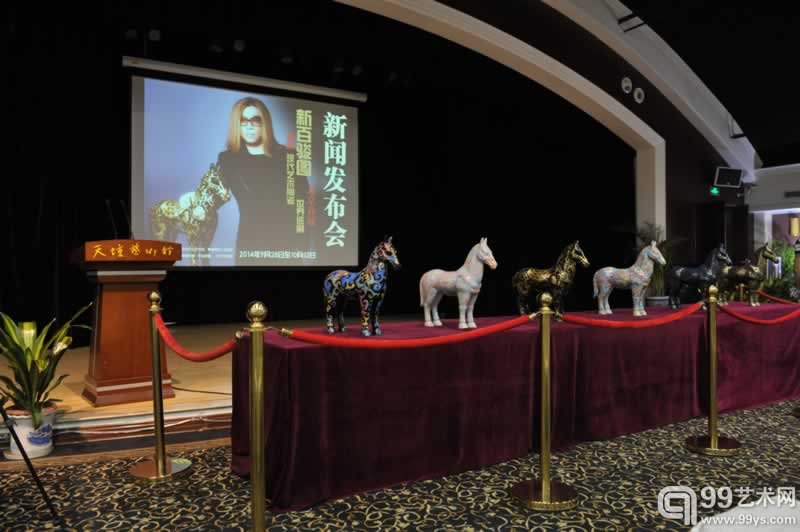 郭峰“新∙百骏图”北京首展 百匹陶瓷艺术作品“盛世幸运马”亮相天坛艺术馆