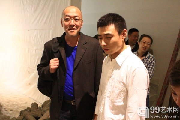 艺术家梁硕（右）与中央美院教授于凡