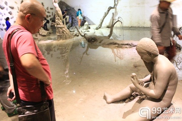 著名艺术家萧昱在展览现场