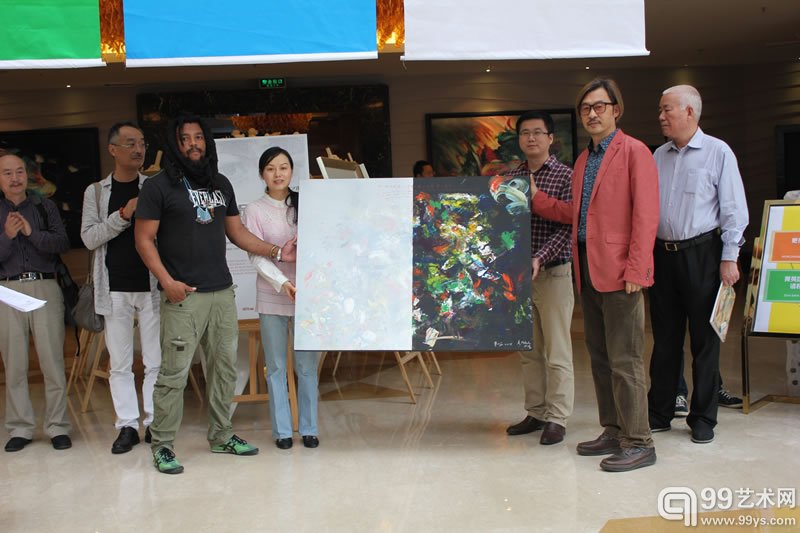 艺术家董小庄与阿洋达捐赠给锦江区政府作品