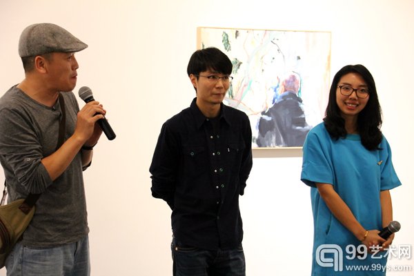 开幕式现场艺术家研究生导师（左一）、艺术家许宏翔（中）、策展人彭玮
