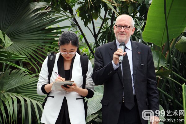 开幕式现场策展人罗兰·艾格先生致辞