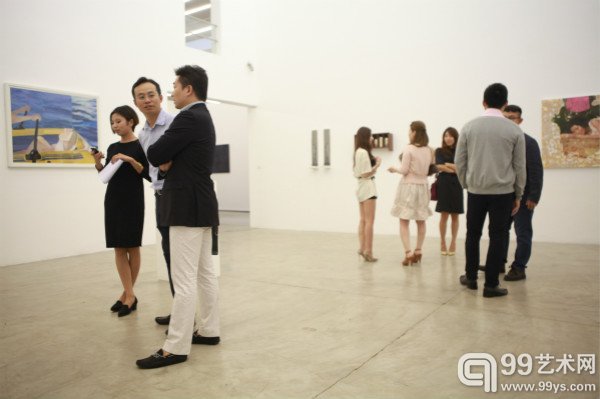观众在展览现场交流