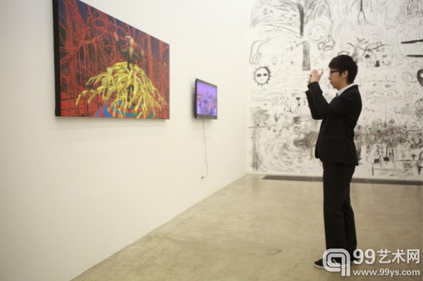 观众正在拍摄展览现场作品