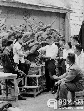 1956年，在《人民英雄纪念碑》前。左起：张松鹤、祖文宣、刘开渠、陈淑光、滑田友、萧传玖、王临乙