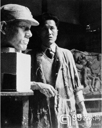 1944年，刘开渠在成都的工作室中，左为他的作品《无名英雄像》局部头像，右为他的作品《农工之家》