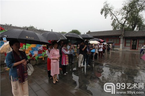 雨中的开幕式现场