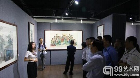 爱家不远千里来到四川内江品味美画。　郭飞　摄