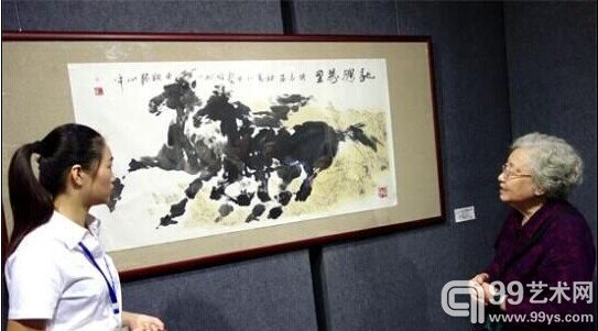 内江市民参观画展 。　郭飞　摄