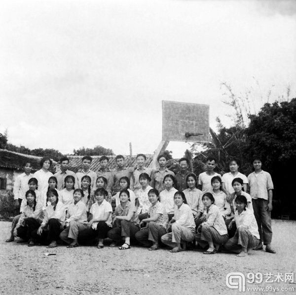 上山下乡的知青在农场合影(60年代)