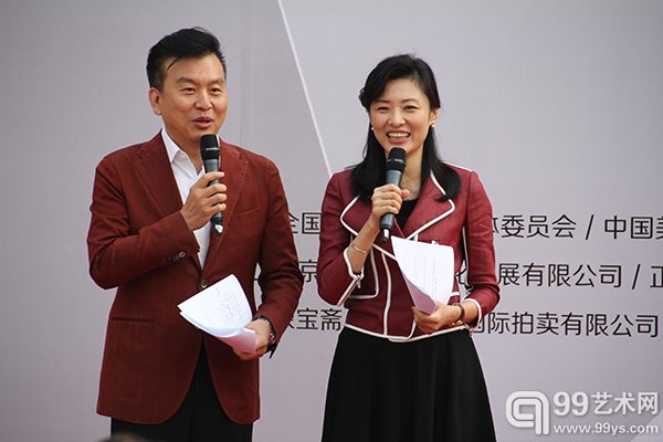 开幕式现场央视著名主持人周涛(右）、张泽群