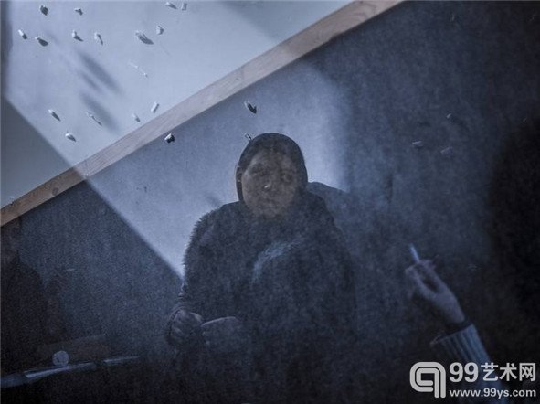 《抽烟的女孩》:课间在大学校园里抽烟的女孩