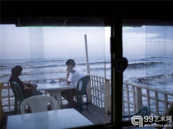 《小两口》:里海海滨的一对年轻夫妻。伊朗是全世界离婚率最高的国家之一,而法院根本处理不了那么多的案子。