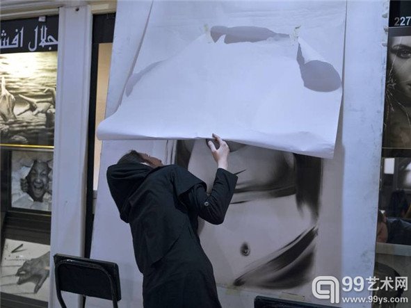 《Qaem卖场》:一名年轻女子正在偷偷张望Qaem卖场外的一张女人的画像。按照伊斯兰教义,女人的身体不得在公共场合公开展示